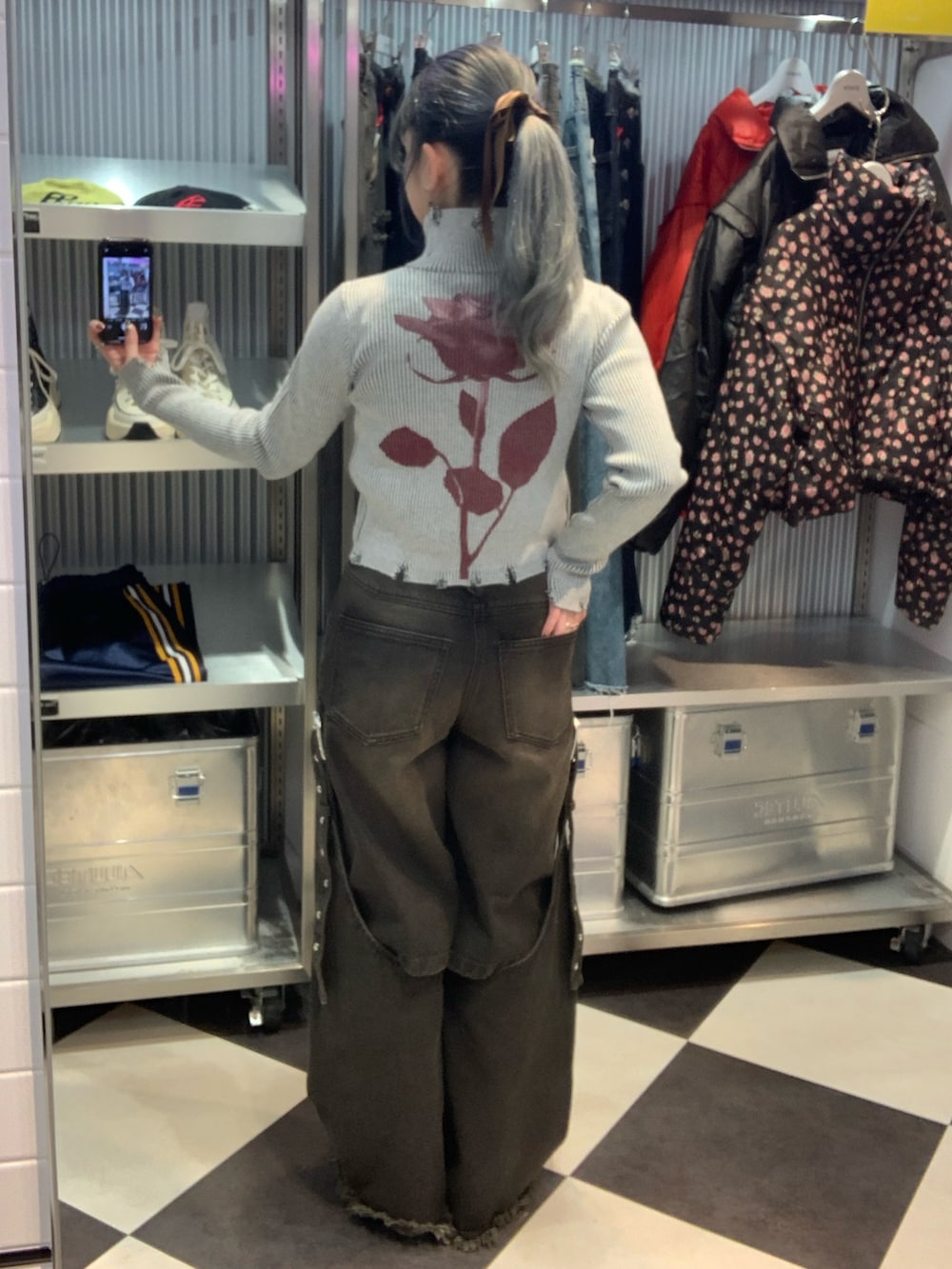 ブラック系のデニムパンツ、ブラック系のその他シューズ、グレー系のニット/セーターを着用したレディースの春コーディネートの3枚目の写真