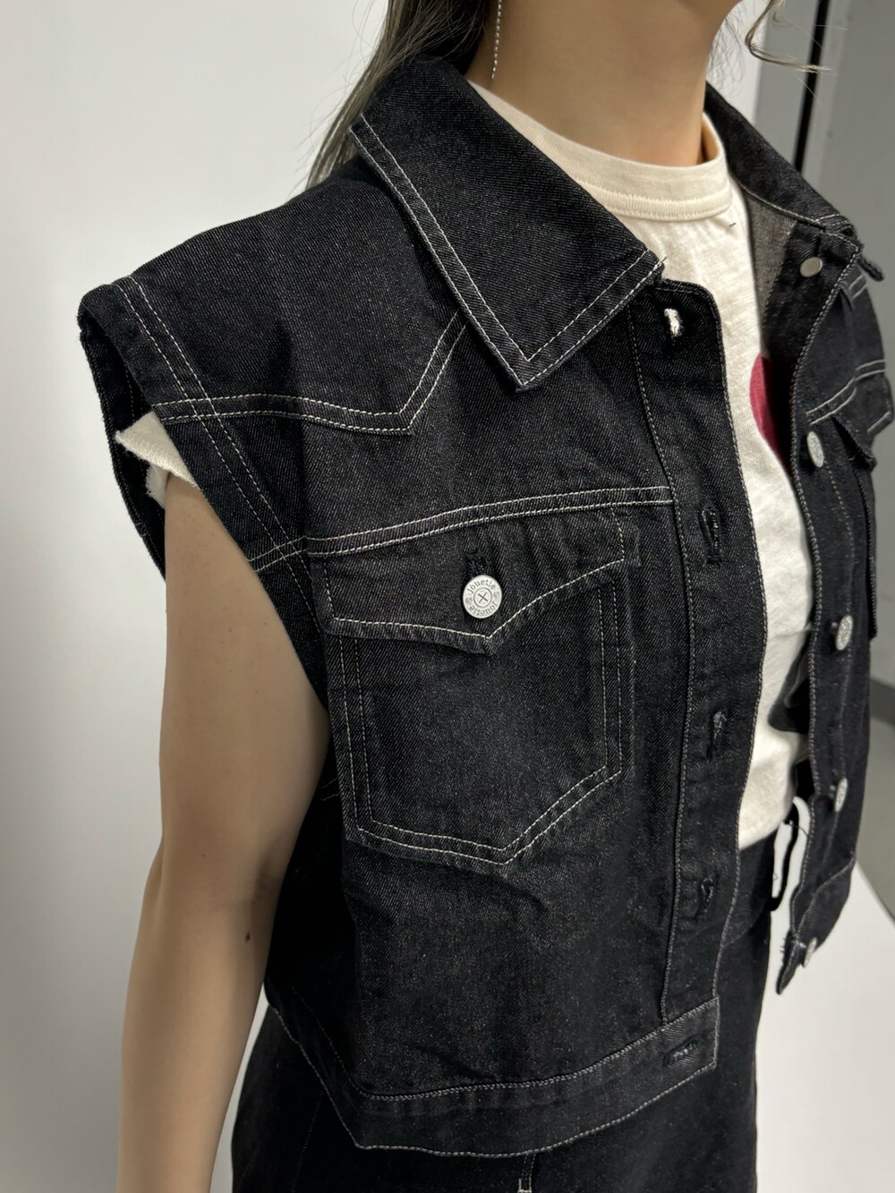 ブラック系のワンピース、ホワイト系のTシャツ/カットソー、ブラック系のその他シューズを着用したレディースの春コーディネートの6枚目の写真