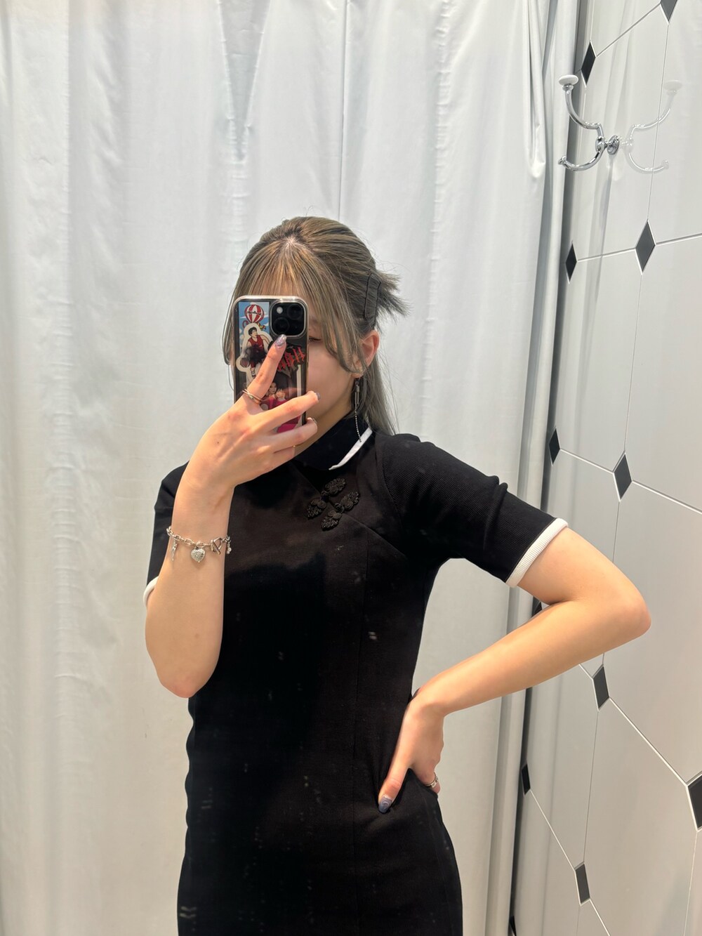 ブラック系のワンピース、ブラック系のその他シューズを着用したレディースの夏コーディネートの5枚目の写真