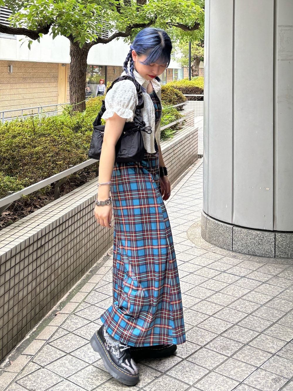 ブルー系のワンピース、ホワイト系のシャツ/ブラウス、ブラック系のショルダーバッグを着用したレディースの夏コーディネートの2枚目の写真