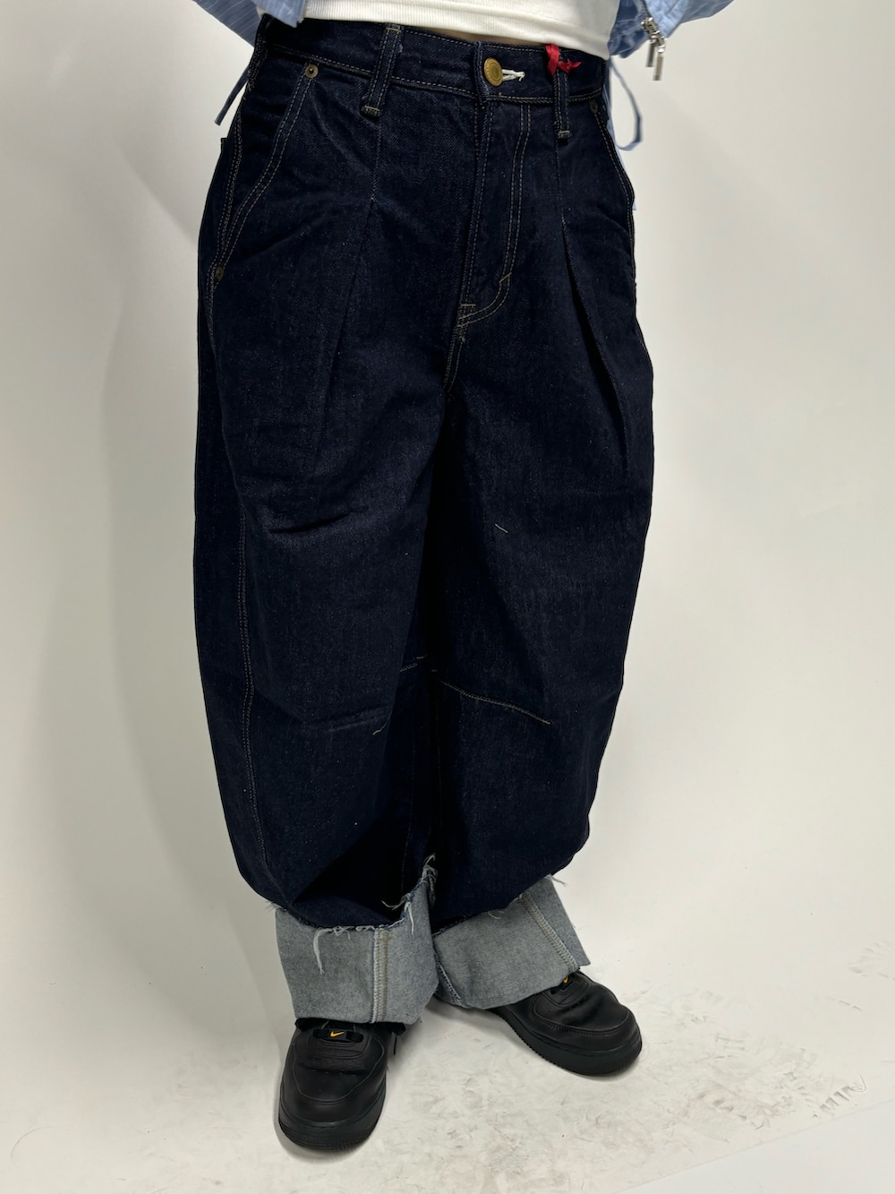 ブルー系のデニムパンツ、ホワイト系のキャミソール、ブルー系のシャツ/ブラウスを着用したレディースの春コーディネートの7枚目の写真