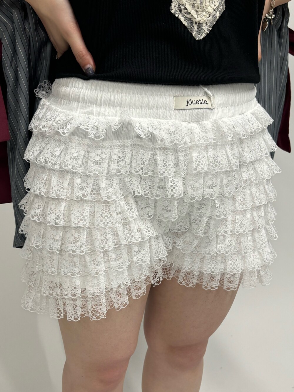 ホワイト系のその他パンツ、グレー系のシャツ/ブラウス、ブラック系のTシャツ/カットソーを着用したレディースの夏コーディネートの10枚目の写真
