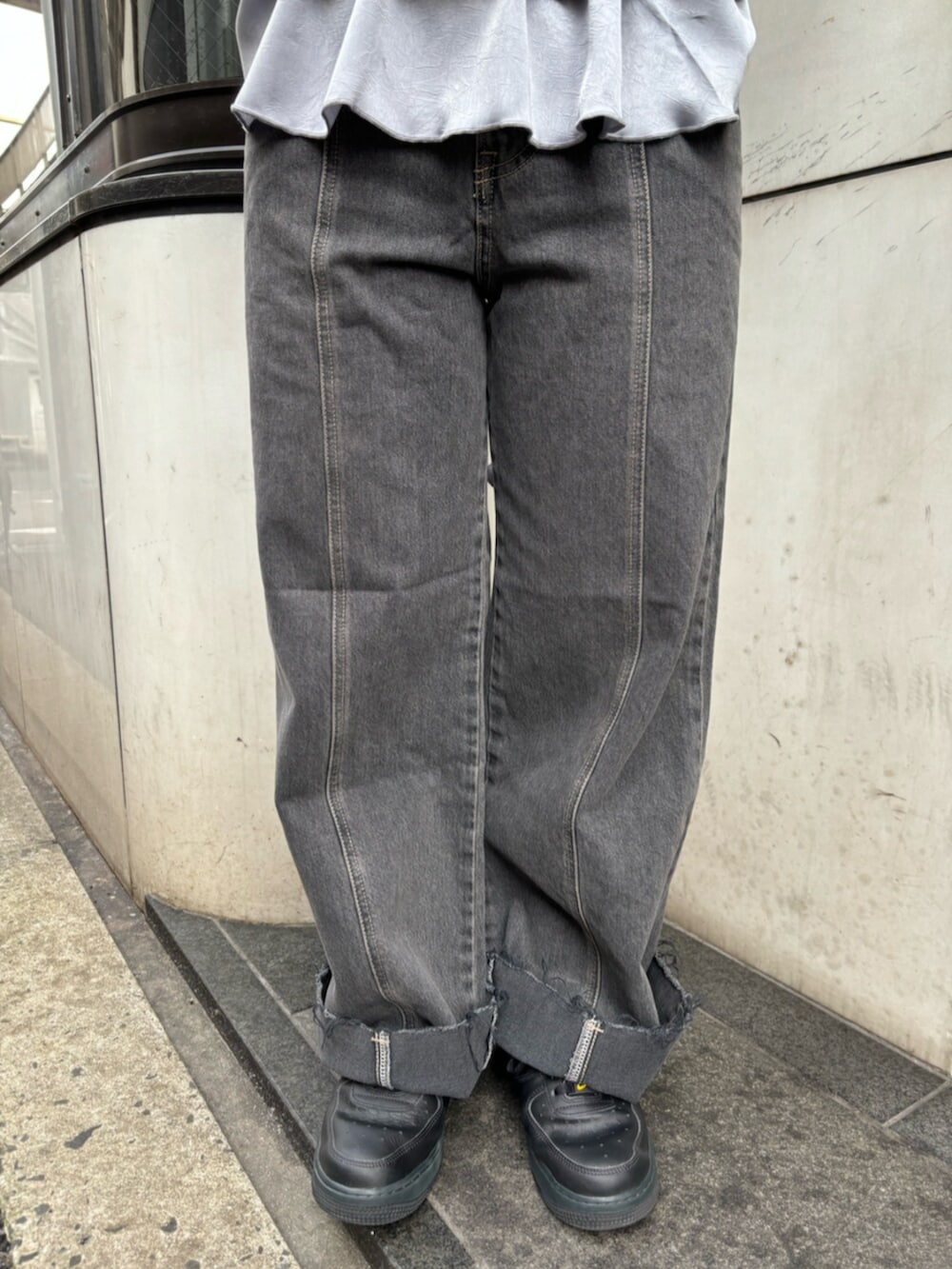 ホワイト系のシャツ/ブラウス、グレー系のキャミソール、ブラウン系のハンドバッグを着用したレディースの春コーディネートの9枚目の写真