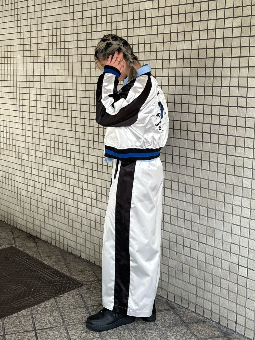 ホワイト系のスカート、ブルー系のシャツ/ブラウス、ブラック系のニット/セーターを着用したレディースの春コーディネートの4枚目の写真