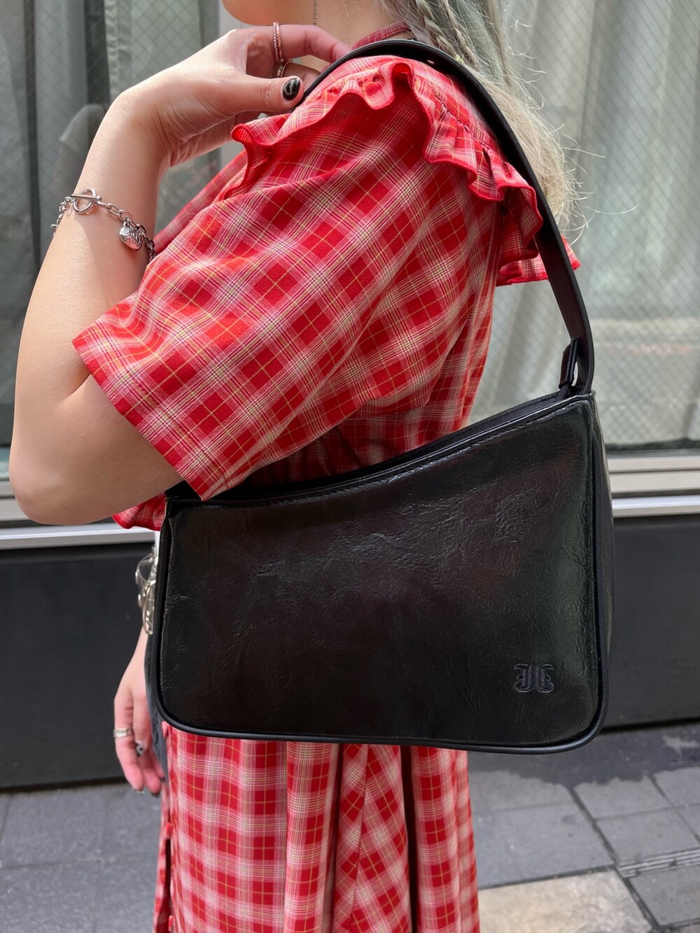 ブラック系のハンドバッグ、ホワイト系のTシャツ/カットソー、レッド系のワンピースを着用したレディースの春コーディネートの7枚目の写真