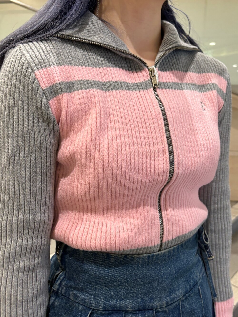 ブルー系のその他パンツ、グレー系のニット/セーターを着用したレディースの秋コーディネートの5枚目の写真