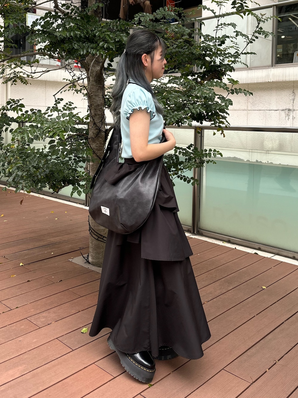 ブラック系のスカート、ブラック系のその他シューズ、ブラック系のショルダーバッグを着用したレディースの春コーディネートの2枚目の写真