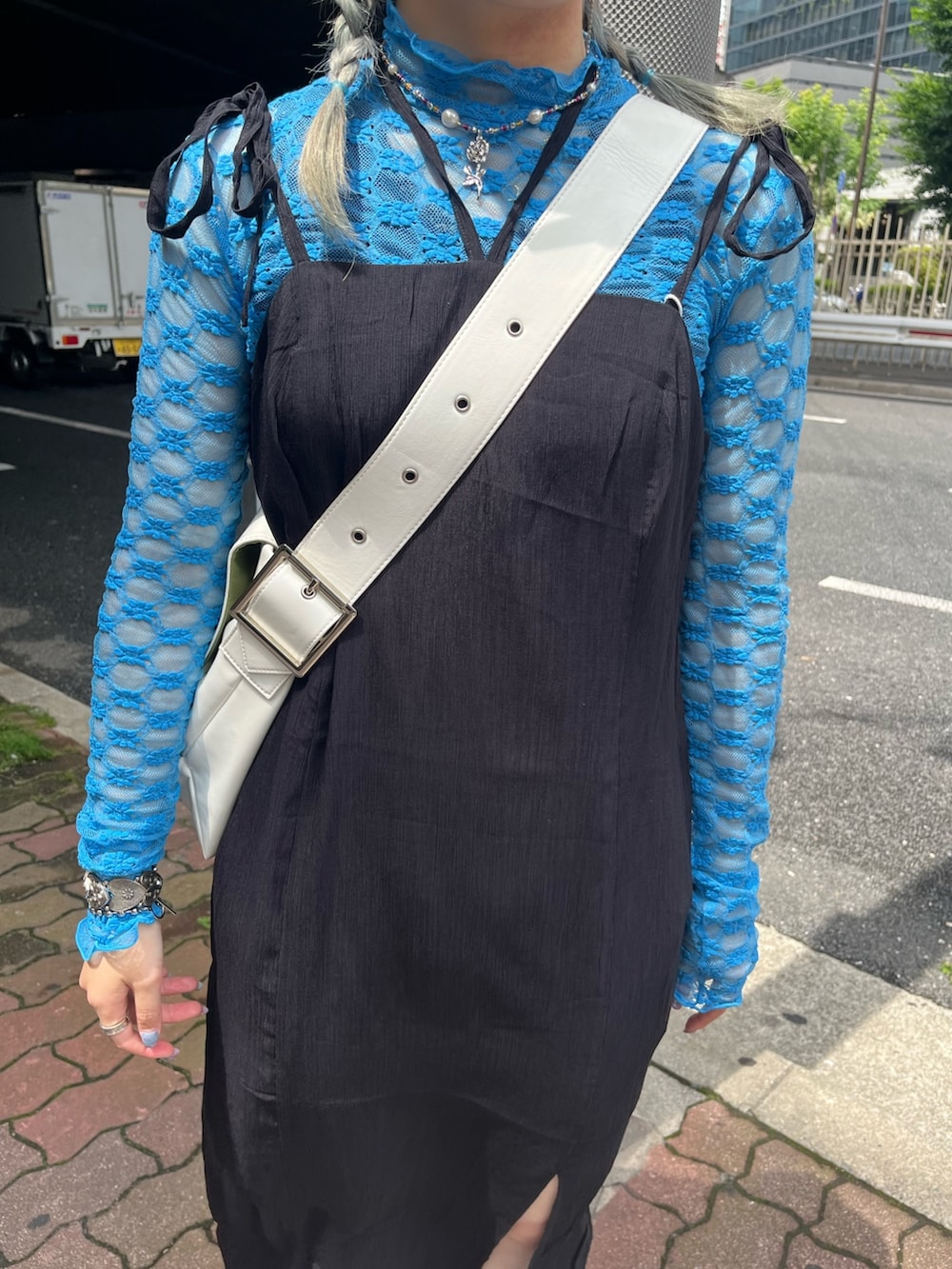 ブルー系のTシャツ/カットソー、ブラック系のワンピース、シルバー系のネックレスを着用したレディースの夏コーディネートの6枚目の写真