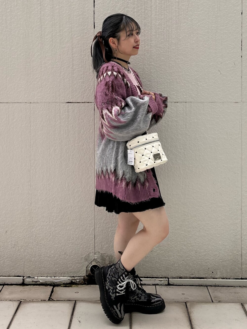 ブラック系のその他パンツ、ホワイト系のショルダーバッグ、ピンク系のTシャツ/カットソーを着用したレディースの秋コーディネートの2枚目の写真