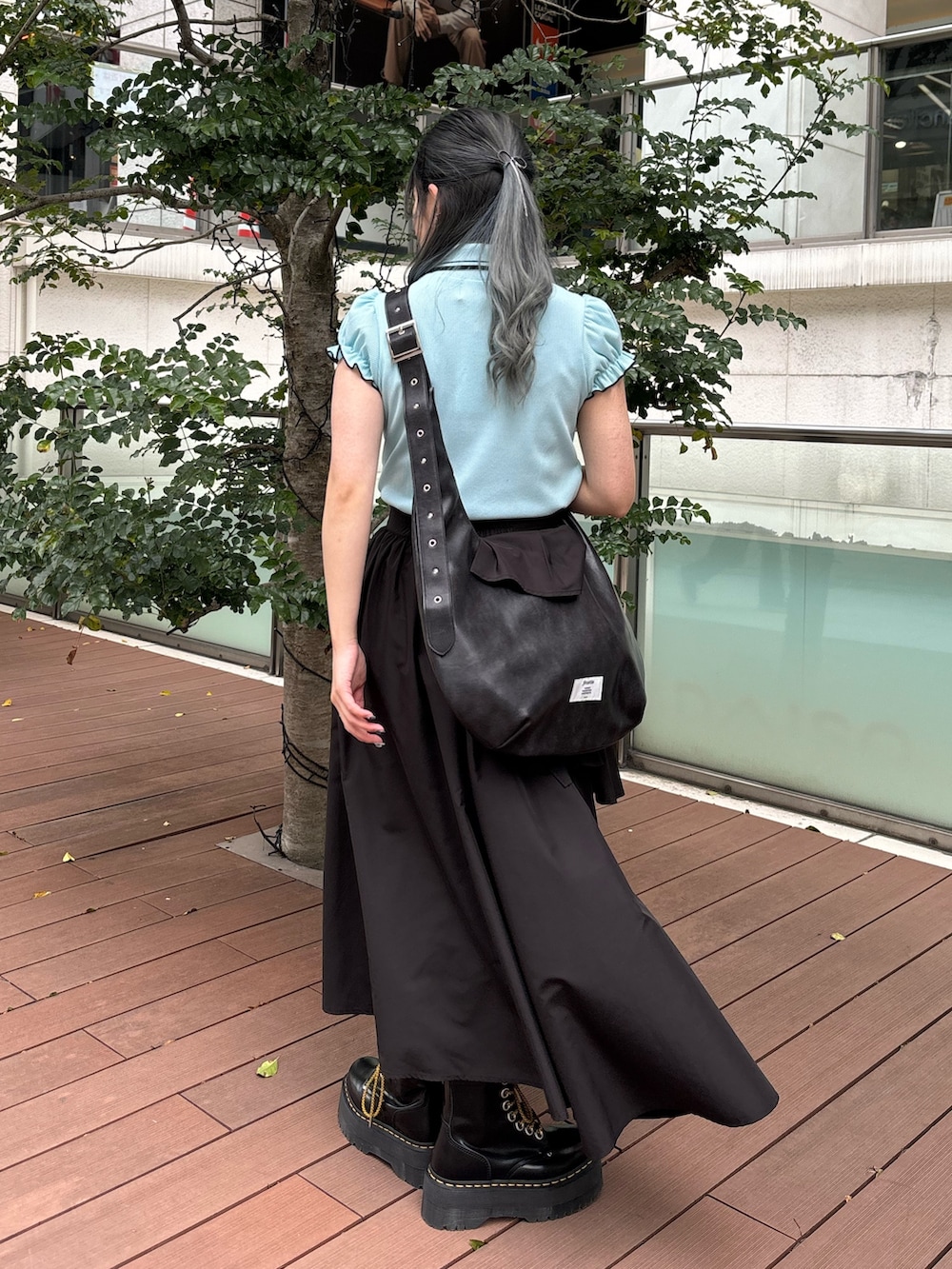 ブラック系のスカート、ブラック系のその他シューズ、ブラック系のショルダーバッグを着用したレディースの春コーディネートの3枚目の写真