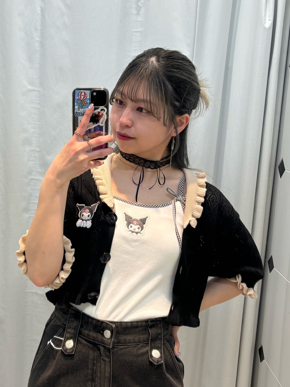 ブラック系のデニムパンツ、ブラック系のブーツ、ホワイト系のキャミソールを着用したレディースの春コーディネートの5枚目の写真