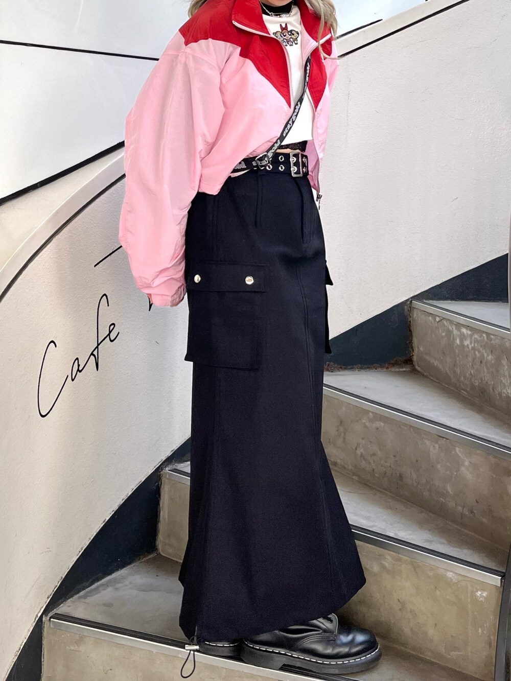 ブラック系のスカート、ピンク系のブルゾン、ホワイト系のTシャツ/カットソーを着用したレディースの春コーディネートの5枚目の写真