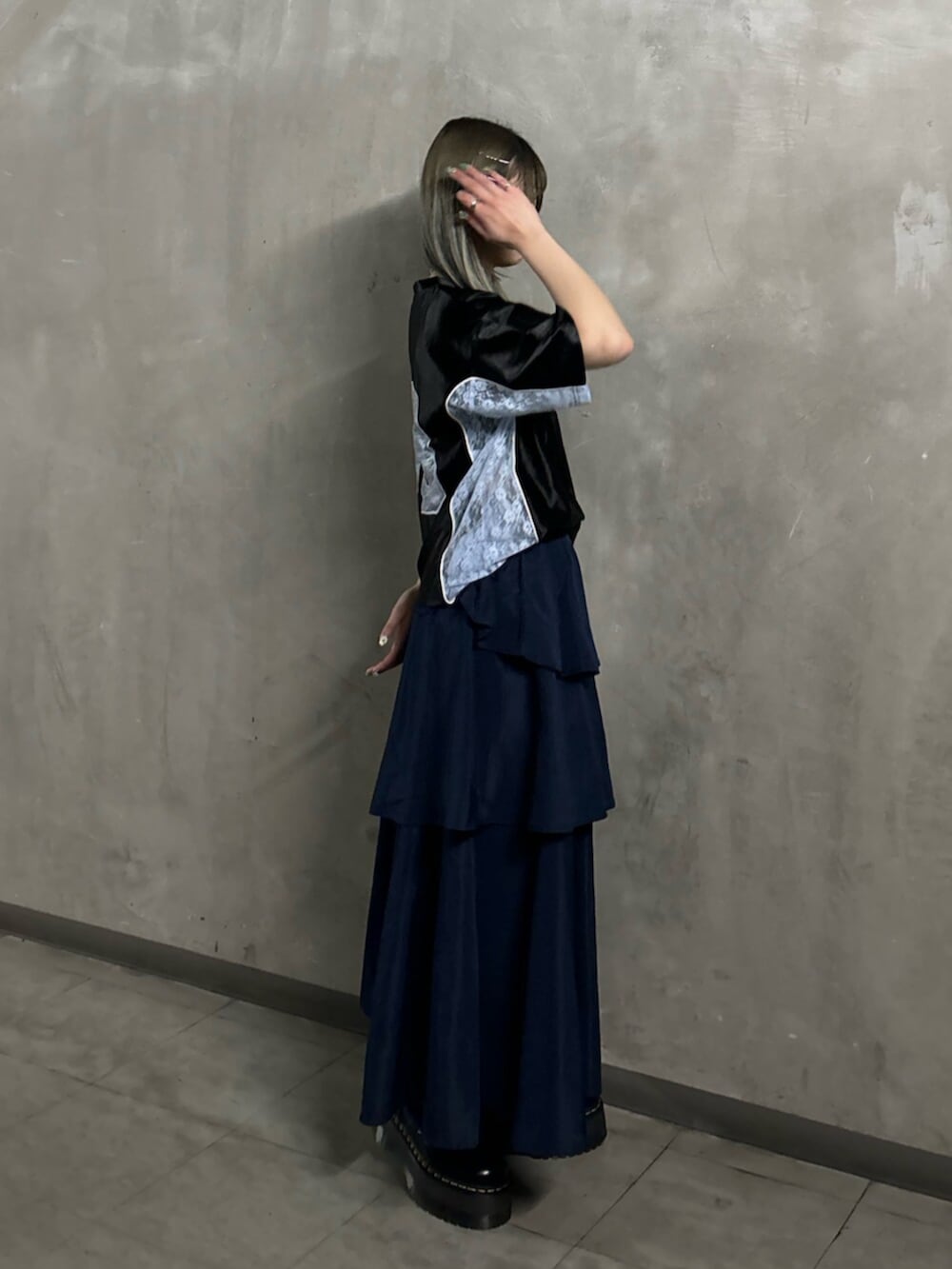 ブラック系のその他シューズ、ブルー系のスカート、ブラック系のTシャツ/カットソーを着用したレディースの春コーディネートの2枚目の写真