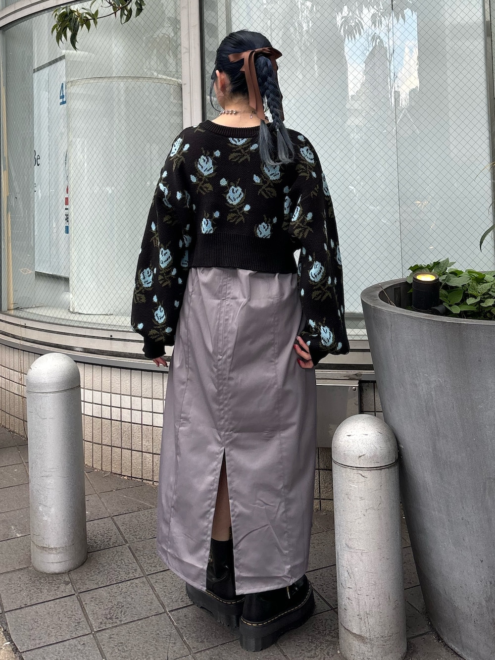 グレー系のワンピース、ブラック系のカーディガン/ボレロ、ブラック系のその他シューズを着用したレディースの冬コーディネートの3枚目の写真