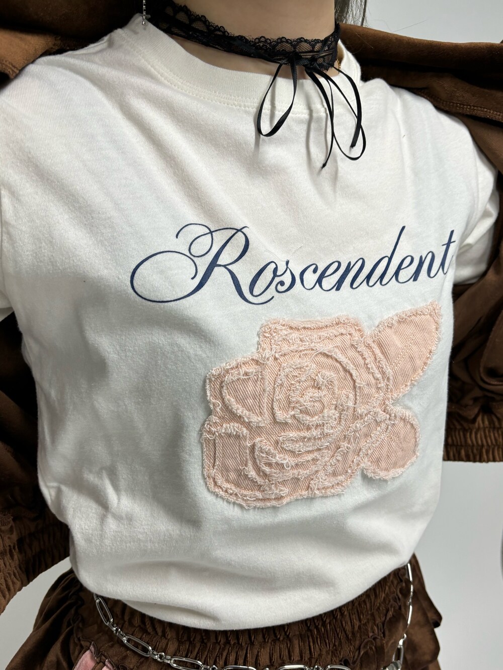 ブラウン系のスカート、ブラウン系のパーカー、ホワイト系のTシャツ/カットソーを着用したレディースの夏コーディネートの6枚目の写真