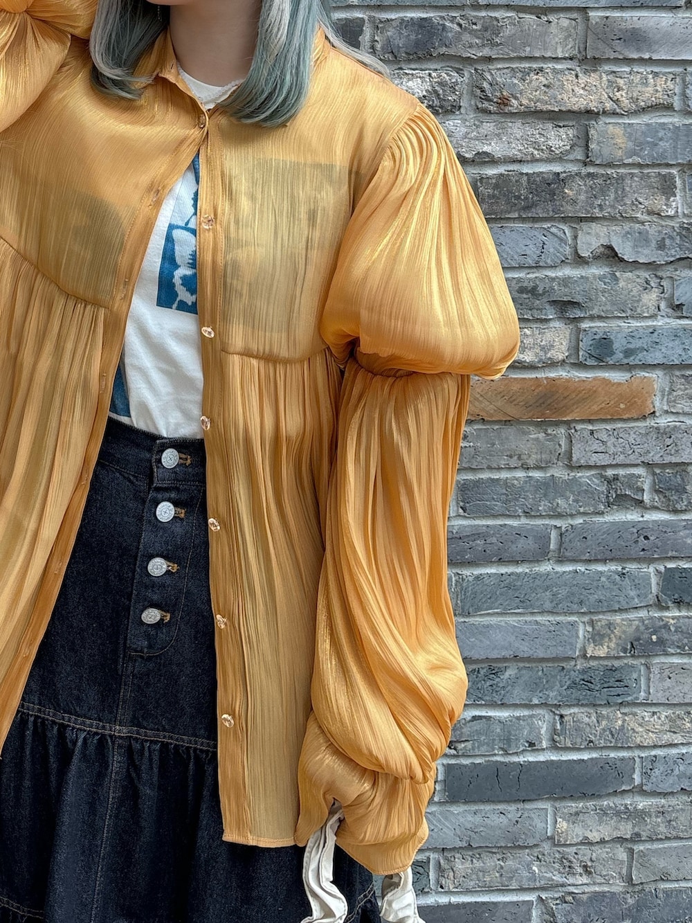 オレンジ系のシャツ/ブラウス、ホワイト系のTシャツ/カットソー、ホワイト系のショルダーバッグを着用したレディースの春コーディネートの7枚目の写真