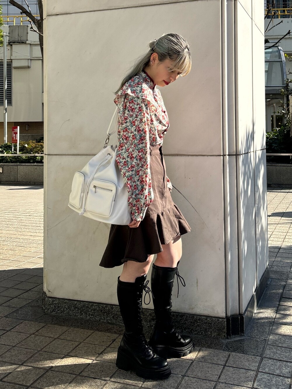 グリーン系のスカート、ホワイト系のシャツ/ブラウス、ブラック系のブーツを着用したレディースの冬コーディネートの4枚目の写真