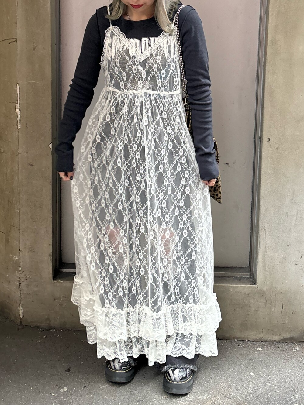 ホワイト系のワンピース、ブラック系のデニムパンツ、その他のトートバッグを着用したレディースの春コーディネートの7枚目の写真