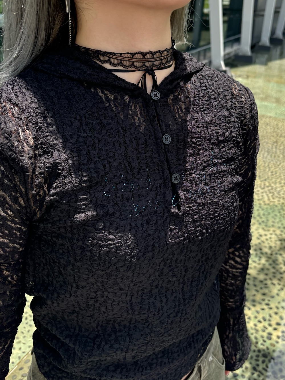 グリーン系のその他パンツ、ブラック系のその他シューズ、ブラック系のタンクトップを着用したレディースの夏コーディネートの6枚目の写真