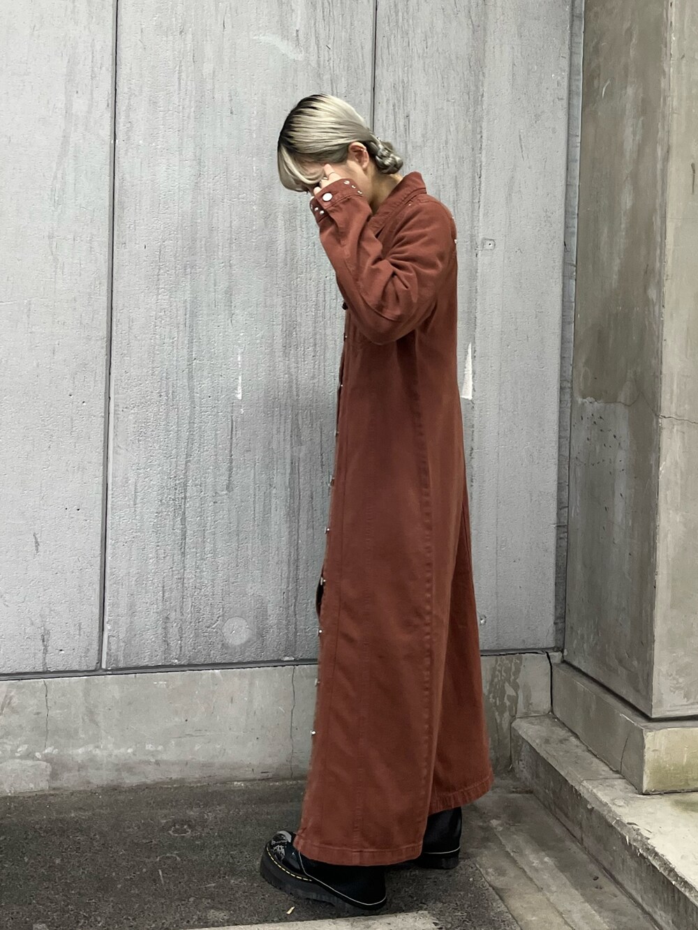 ホワイト系のニット/セーター、ブラウン系のワンピース、ブラック系のその他パンツを着用したレディースの冬コーディネートの4枚目の写真