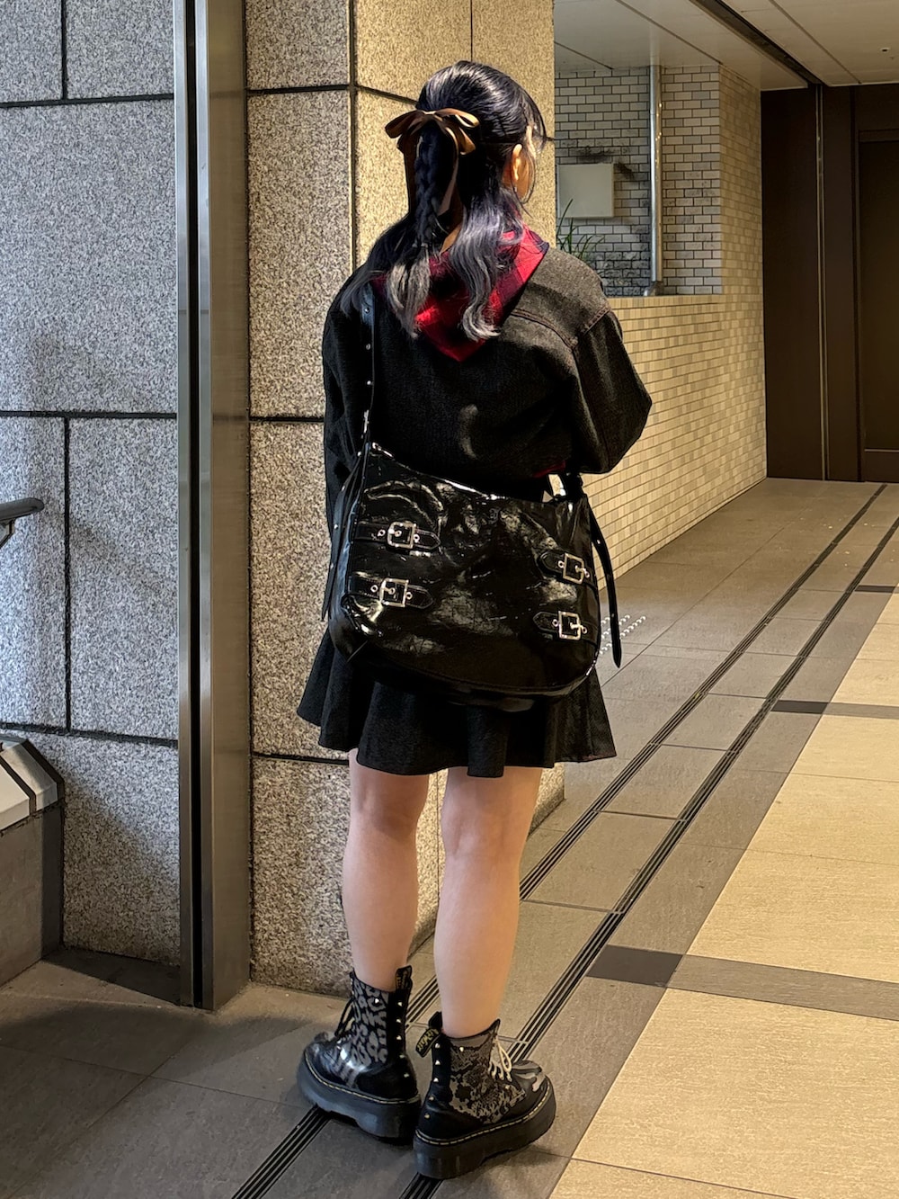 グレー系のワンピース、レッド系のシャツ/ブラウス、ブラック系のショルダーバッグを着用したレディースの秋コーディネートの3枚目の写真