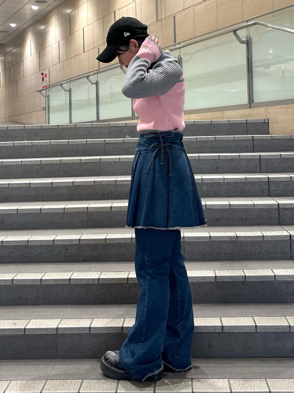 ブルー系のその他パンツ、グレー系のニット/セーターを着用したレディースの秋コーディネートの3枚目の写真