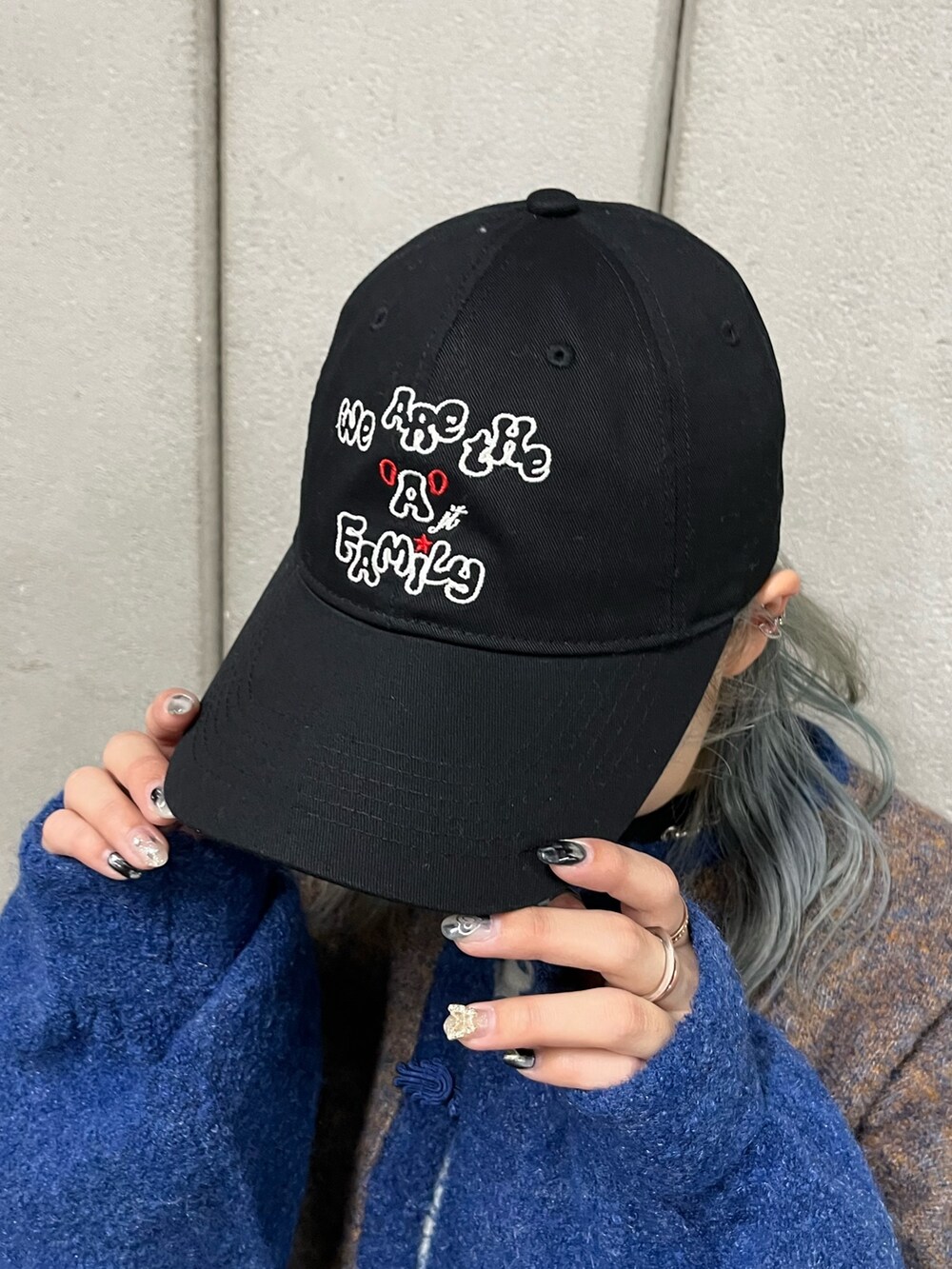 ホワイト系のTシャツ/カットソー、ブラック系のスカート、ブルー系のカーディガン/ボレロを着用したレディースの秋コーディネートの8枚目の写真