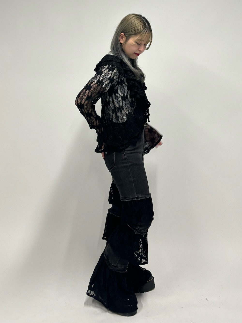 ブラック系のデニムパンツ、ブラック系のその他シューズ、ホワイト系のTシャツ/カットソーを着用したレディースの夏コーディネートの4枚目の写真