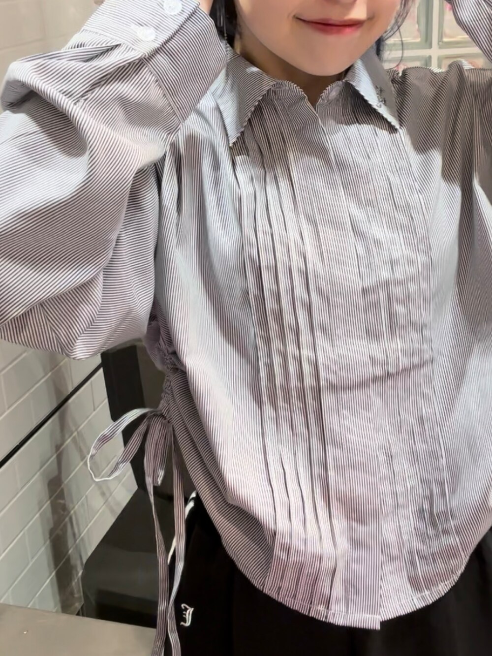 その他のその他パンツ、ブラック系のドレスシューズ、ブルー系のシャツ/ブラウスを着用したレディースの秋コーディネートの4枚目の写真