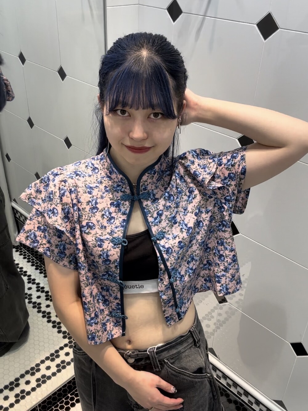 ブラック系のデニムパンツ、ピンク系のシャツ/ブラウス、ピンク系のシャツ/ブラウスを着用したレディースの夏コーディネートの4枚目の写真