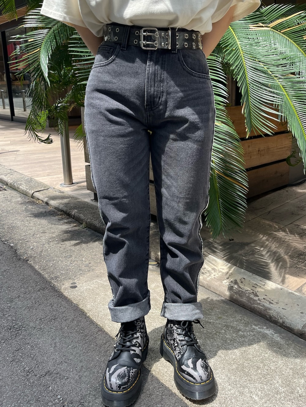 ホワイト系のTシャツ/カットソー、ブラック系のデニムパンツ、パープル系のワンピースを着用したレディースの夏コーディネートの8枚目の写真