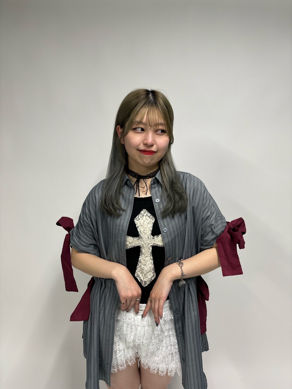 ホワイト系のその他パンツ、グレー系のシャツ/ブラウス、ブラック系のTシャツ/カットソーを着用したレディースの夏コーディネートの5枚目の写真