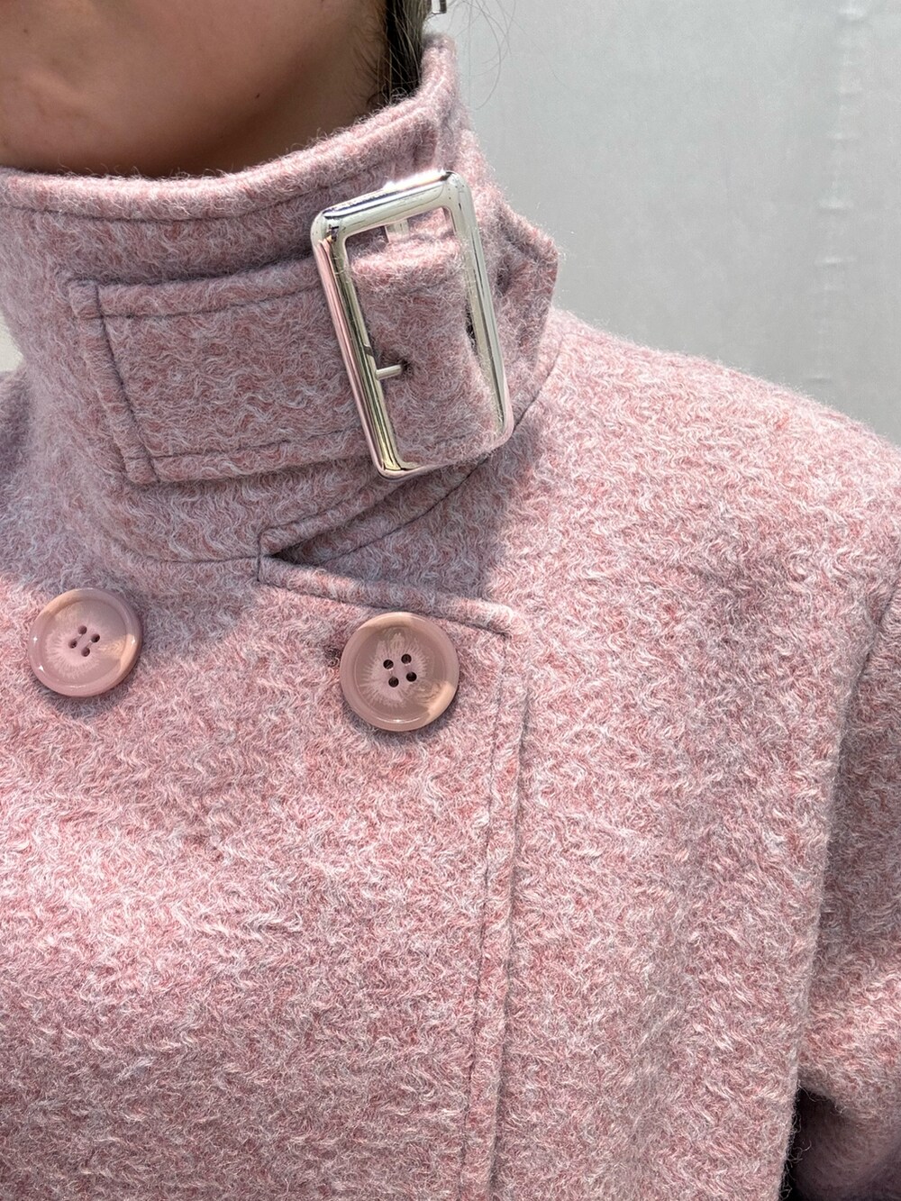 ピンク系のその他アウター、ブラック系のブーツ、その他のネックレスを着用したレディースの夏コーディネートの7枚目の写真