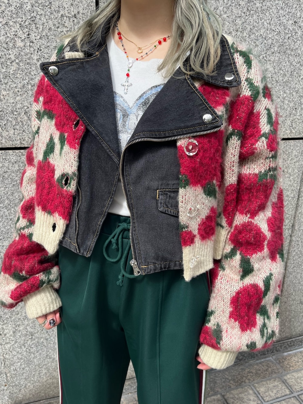 ホワイト系のカーディガン/ボレロ、ホワイト系のTシャツ/カットソー、グリーン系のその他パンツを着用したレディースの秋コーディネートの6枚目の写真