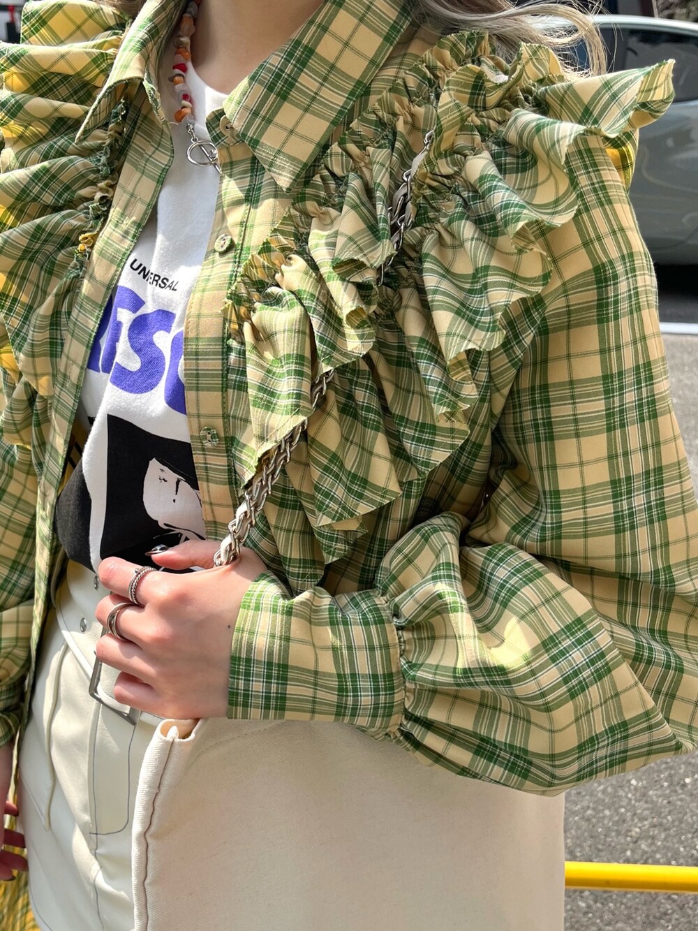 ホワイト系のその他パンツ、イエロー系のワンピース、ホワイト系のTシャツ/カットソーを着用したレディースの春コーディネートの5枚目の写真