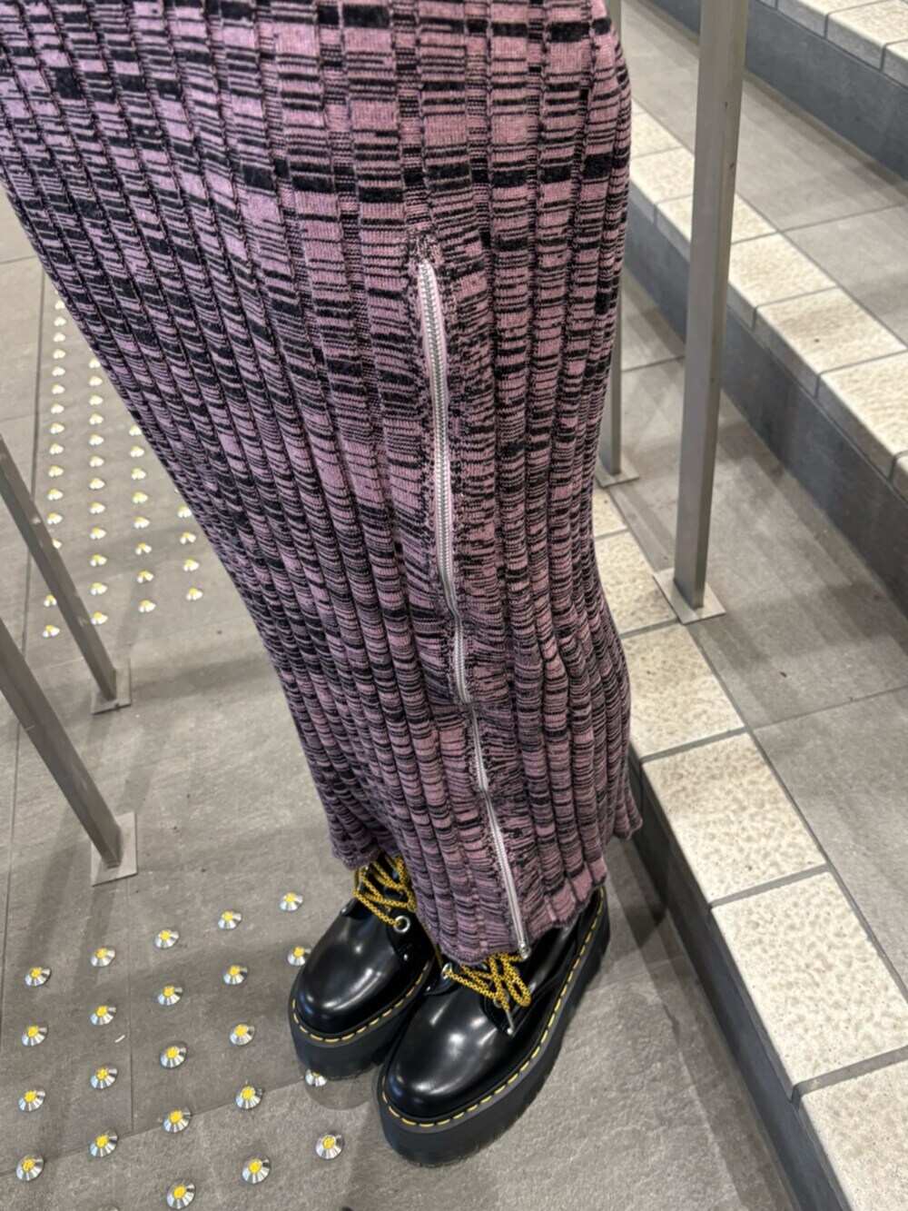 ブラック系のセットアップ、ブラック系のその他シューズ、ピンク系のワンピースを着用したレディースの冬コーディネートの8枚目の写真