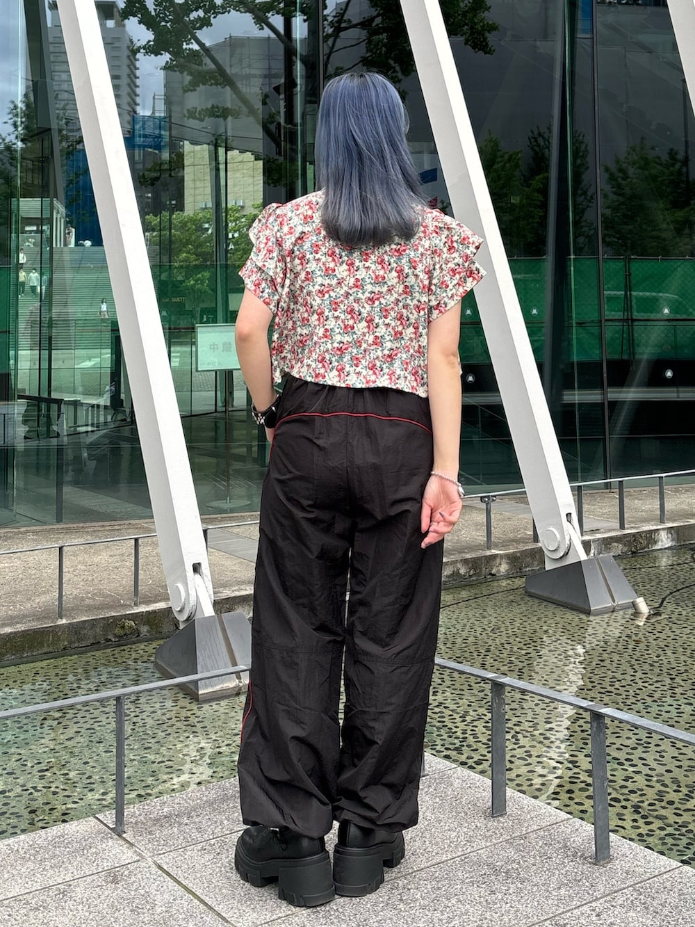 ブラック系のその他パンツ、ホワイト系のシャツ/ブラウス、シルバー系のブレスレットを着用したレディースの春コーディネートの3枚目の写真