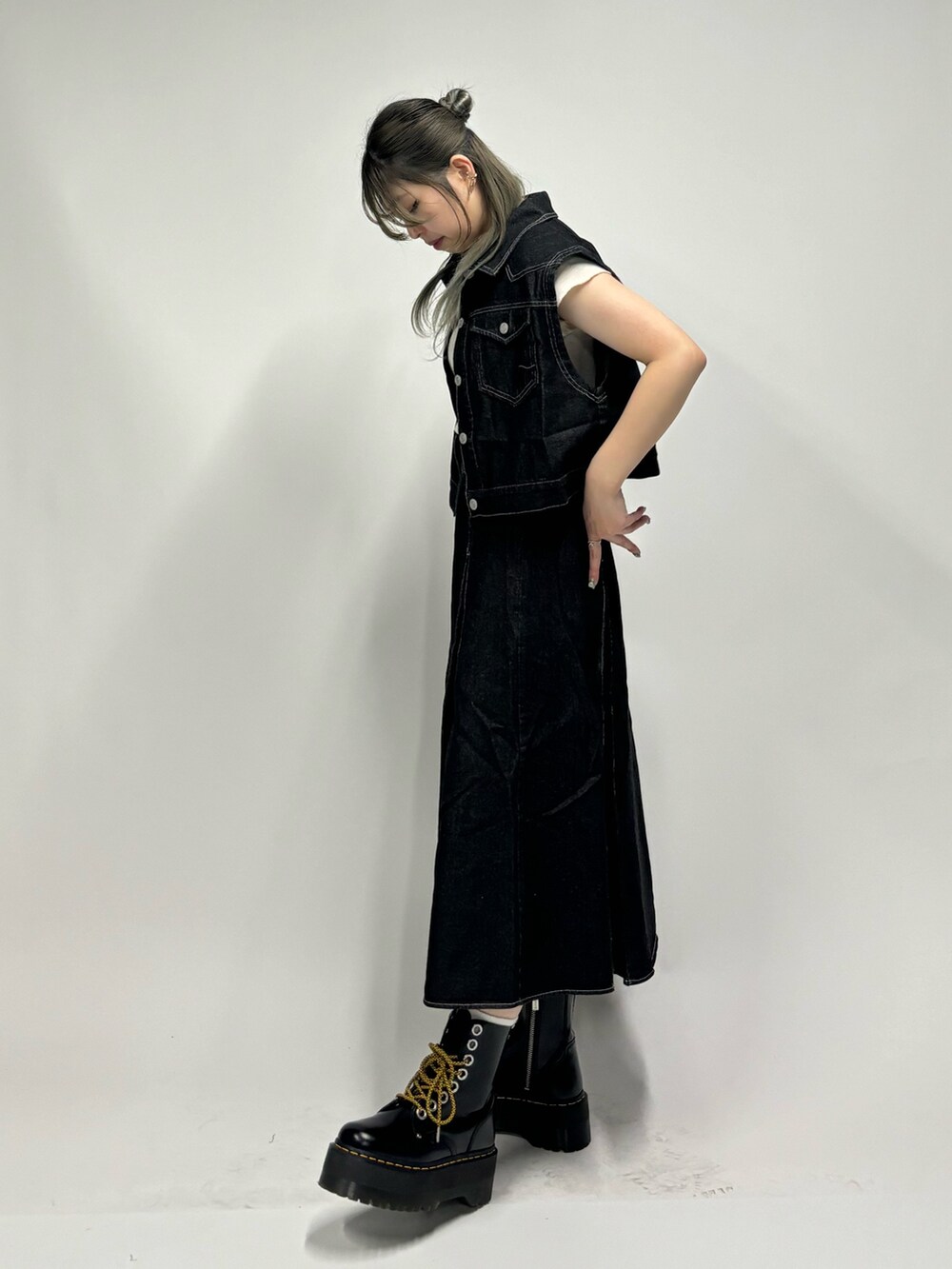 ブラック系のワンピース、ホワイト系のTシャツ/カットソー、ブラック系のその他シューズを着用したレディースの春コーディネートの4枚目の写真