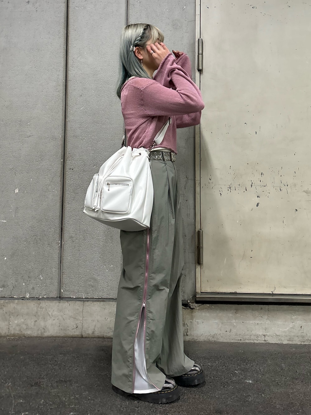 ホワイト系のバックパック/リュック、ホワイト系のキャミソール、グレー系のその他パンツを着用したレディースの春コーディネートの2枚目の写真