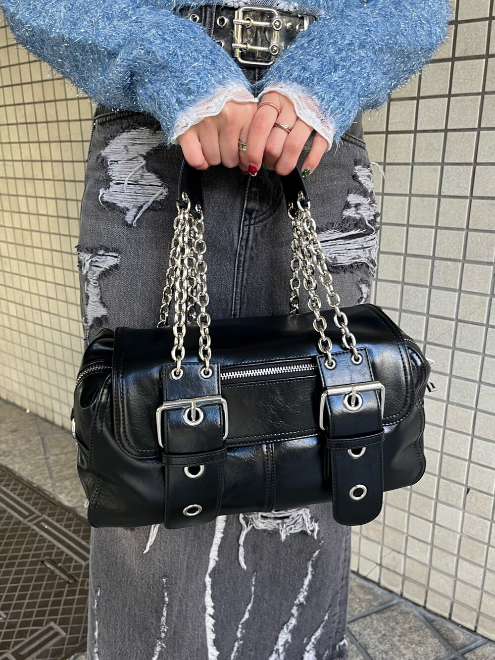 ホワイト系のTシャツ/カットソー、ブラック系のハンドバッグ、ブルー系のニット/セーターを着用したレディースの冬コーディネートの9枚目の写真