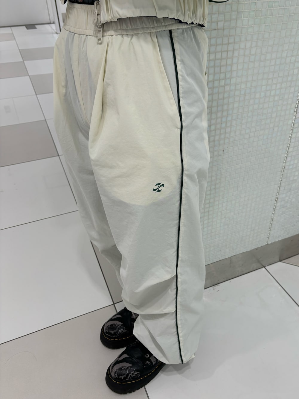 ホワイト系のその他パンツ、ホワイト系のブルゾン、グレー系のワンピースを着用したレディースの秋コーディネートの7枚目の写真