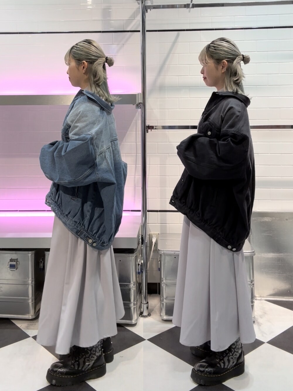 グレー系のワンピース、ブルー系のデニムジャケット、ブラック系のデニムジャケットを着用したレディースの冬コーディネートの4枚目の写真