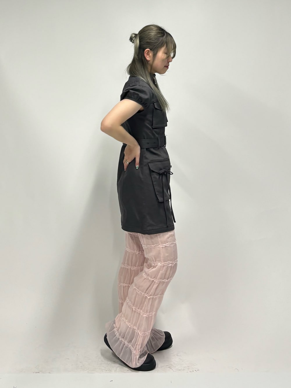 ピンク系のその他パンツ、ブラック系のワンピースを着用したレディースの春コーディネートの2枚目の写真