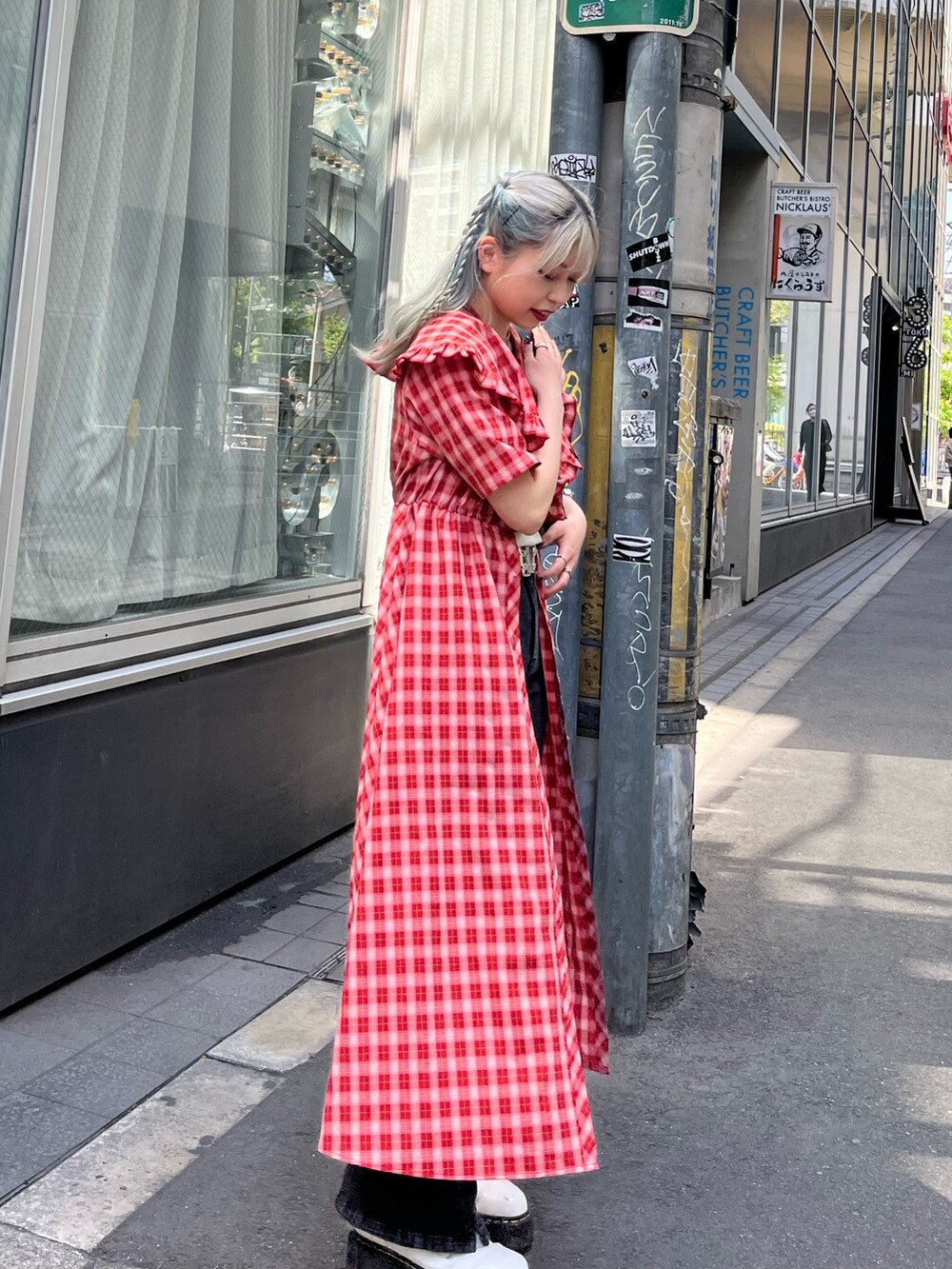 ブラック系のハンドバッグ、ホワイト系のTシャツ/カットソー、レッド系のワンピースを着用したレディースの春コーディネートの3枚目の写真