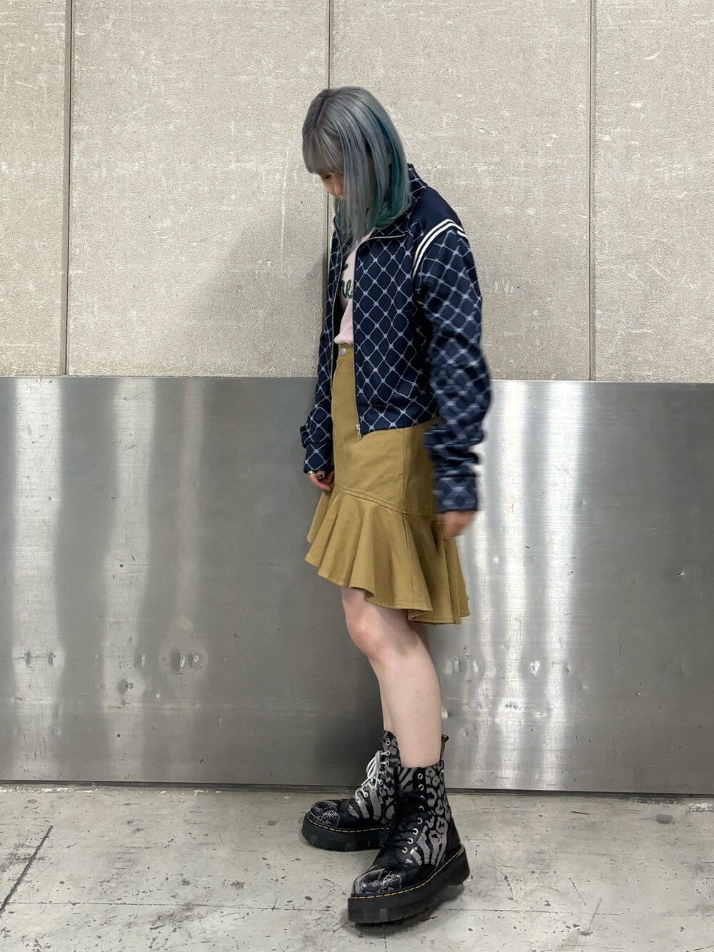 ベージュ系のスカート、ピンク系のニット/セーター、ブルー系のジャージを着用したレディースの春コーディネートの3枚目の写真