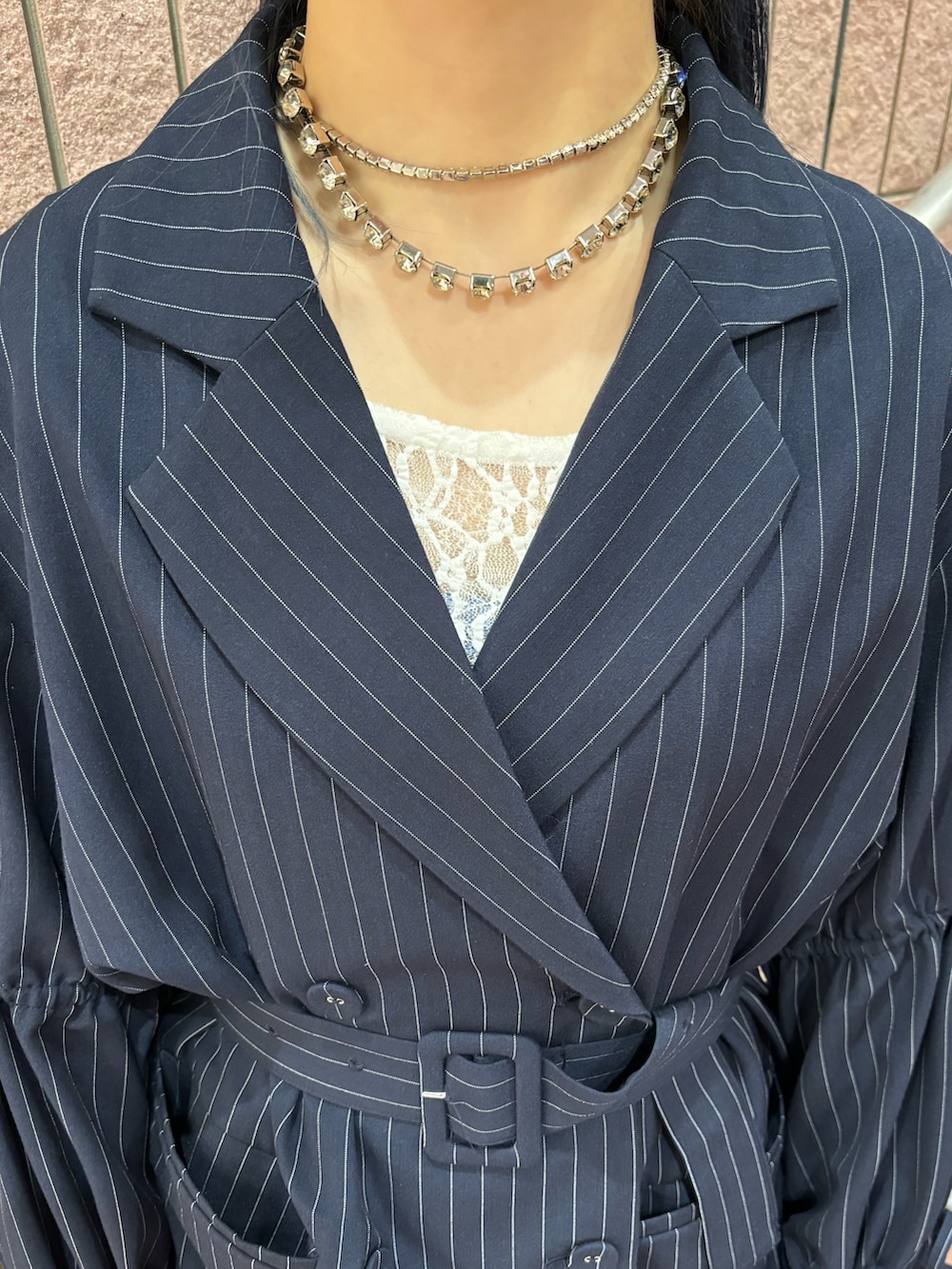 ブルー系のテーラードジャケット、ホワイト系のTシャツ/カットソー、ホワイト系のその他パンツを着用したレディースの冬コーディネートの5枚目の写真