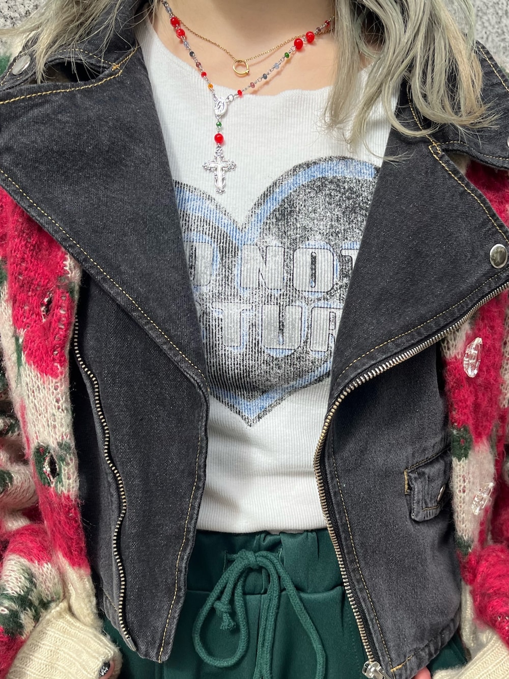 ホワイト系のカーディガン/ボレロ、ホワイト系のTシャツ/カットソー、グリーン系のその他パンツを着用したレディースの秋コーディネートの7枚目の写真