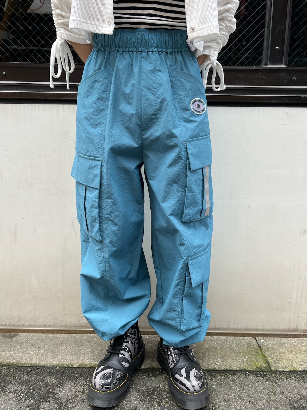 その他のタンクトップ、ホワイト系のTシャツ/カットソー、ブルー系のカーゴパンツを着用したレディースの夏コーディネートの7枚目の写真