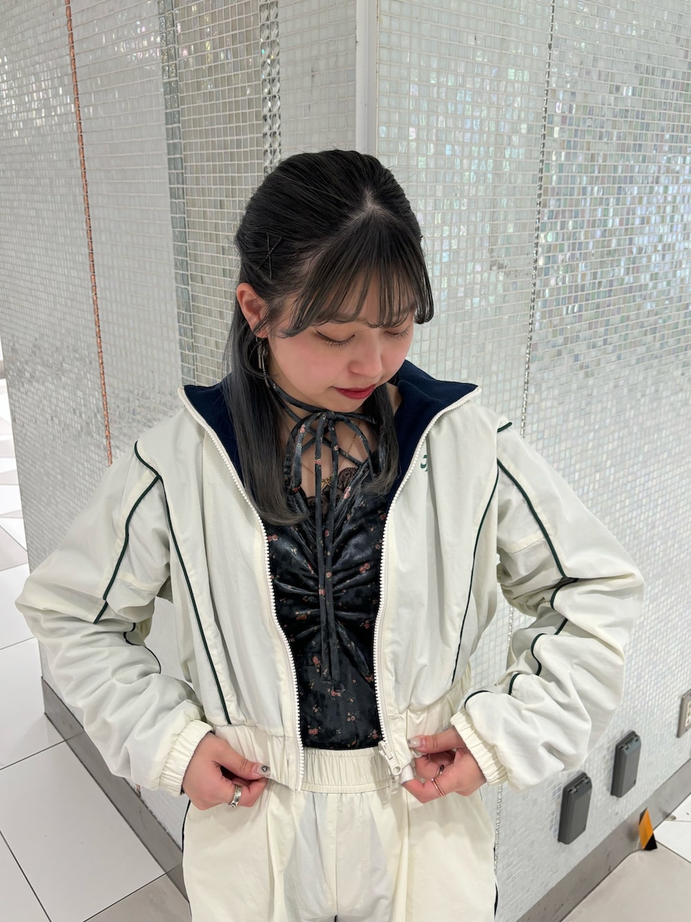 ホワイト系のその他パンツ、ホワイト系のブルゾン、グレー系のワンピースを着用したレディースの秋コーディネートの4枚目の写真