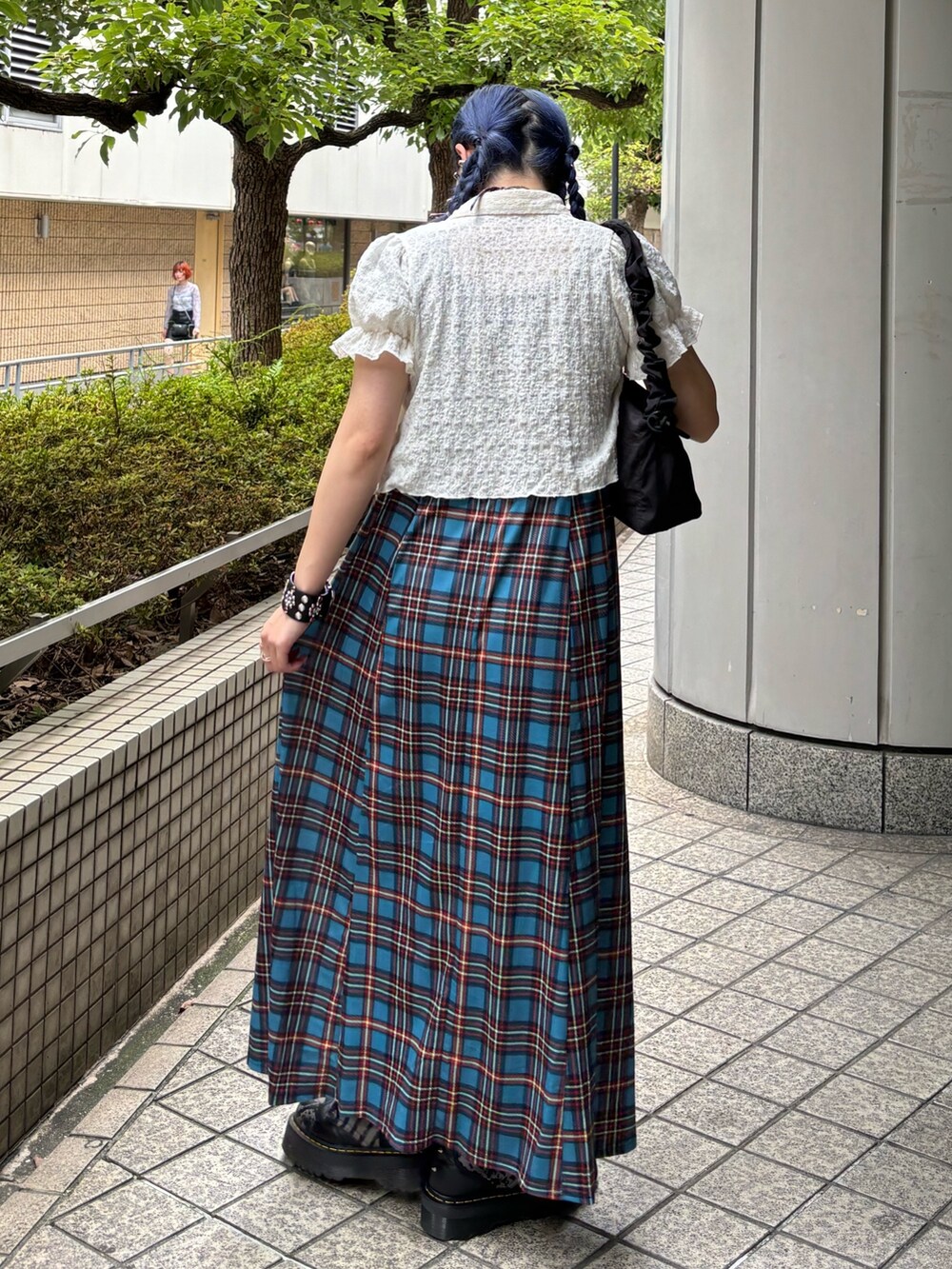 ブルー系のワンピース、ホワイト系のシャツ/ブラウス、ブラック系のショルダーバッグを着用したレディースの夏コーディネートの3枚目の写真